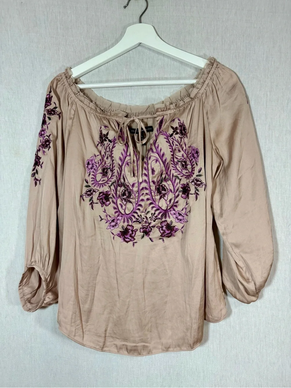 White House Black Market M silky Boho purple Embroidered Blouse in Taupe